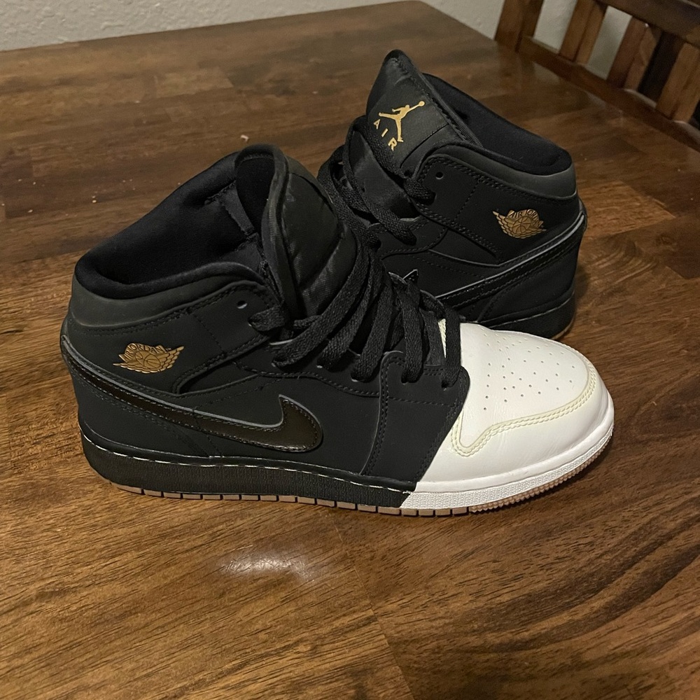 Air Jordan 1 mid - size 6Y / 7.5 women’s
